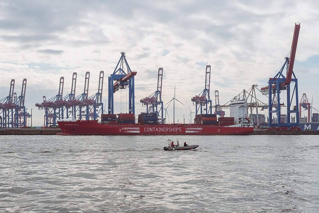 HHLA Introduces Remote-Controlled Rail Cranes at Altenwerder Terminal