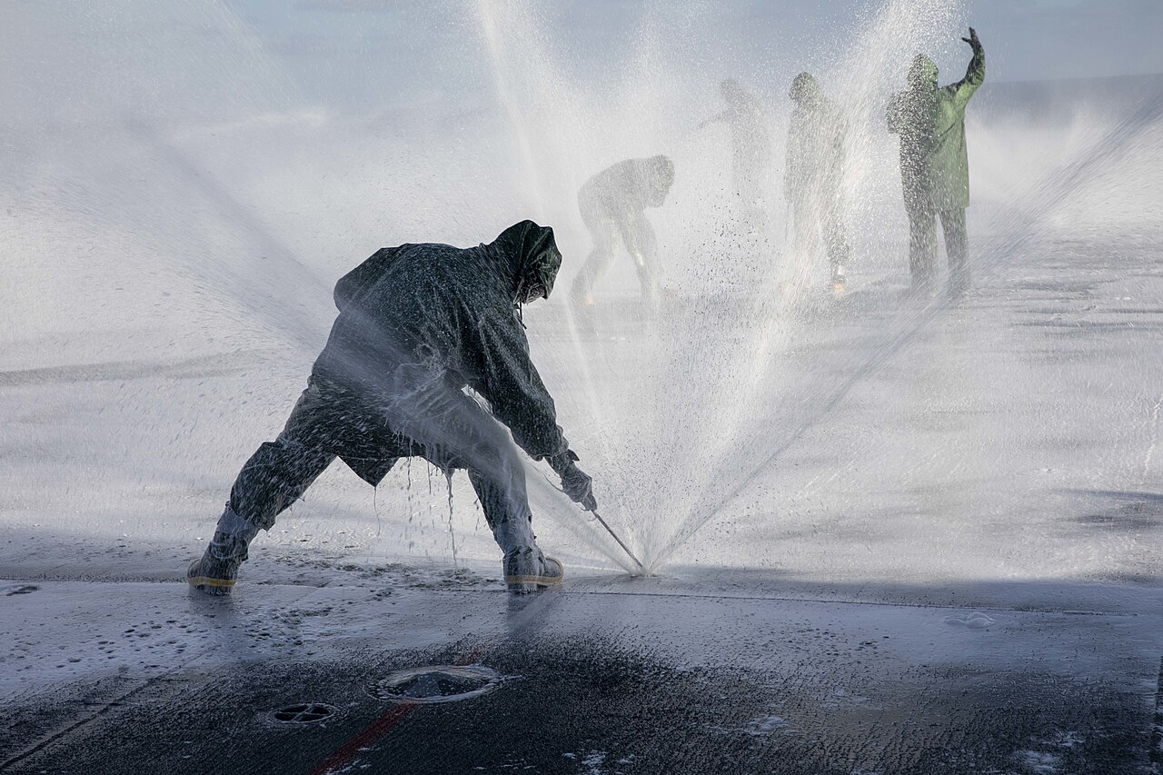 Selecting a Maritime Cleaning Service: Scope, Timing and Provider Vetting