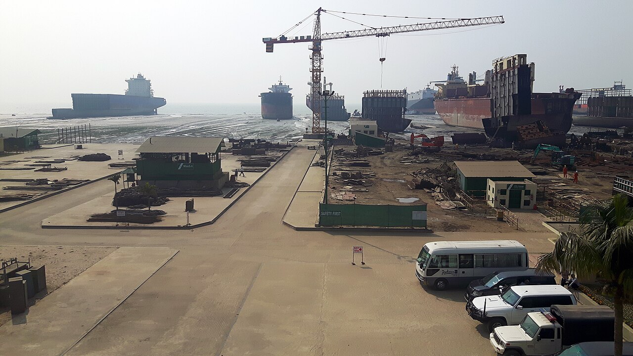 Ten workers killed in Bangladesh ship‑recycling accident raises safety questions