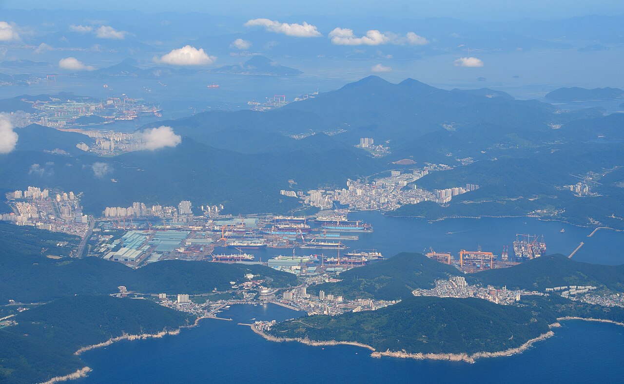Yang Ming Orders Six LNG-Powered Container Ships from Hanwha Ocean